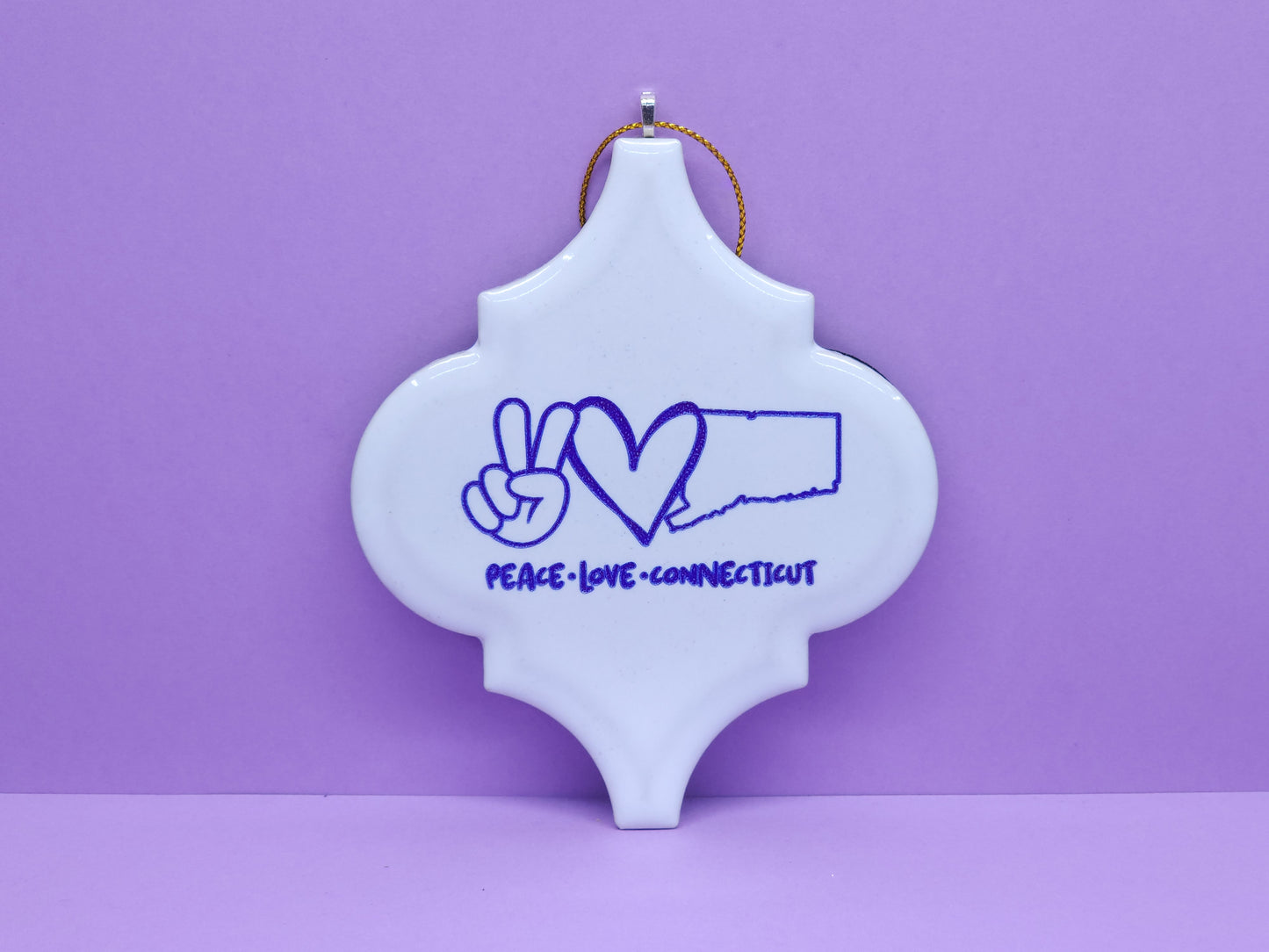 Adorno arabesco lleno de tinta "Paz - Amor - Connecticut"