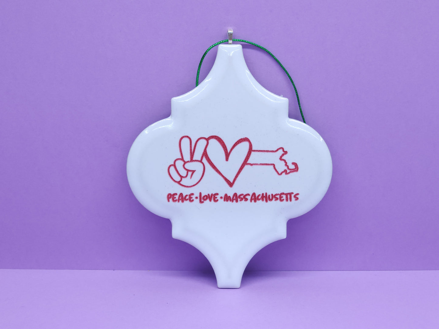Adorno arabesco lleno de tinta "Paz - Amor - Massachusetts"