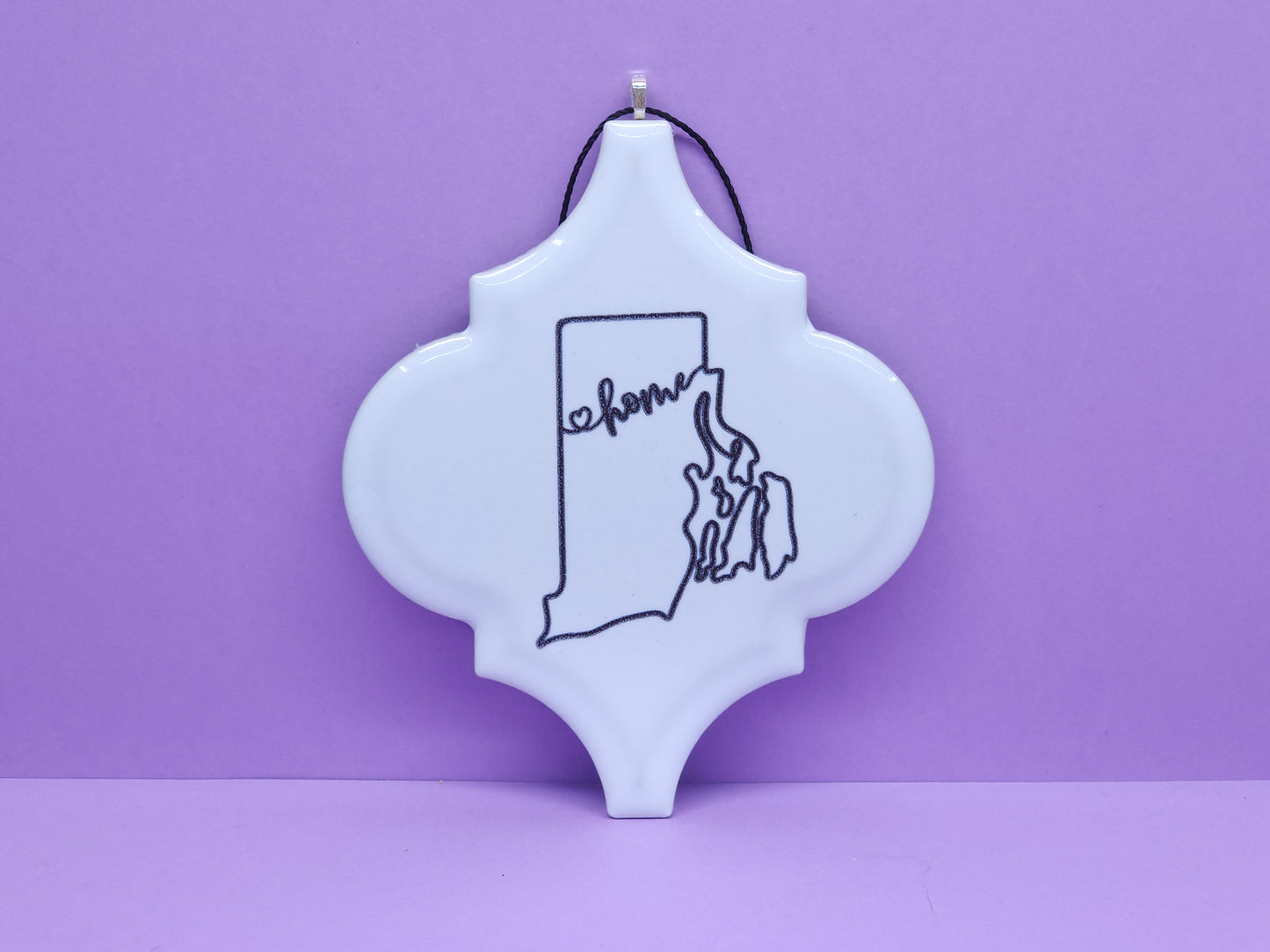 Adorno arabesco relleno de tinta "Rhode Island Home" de State Outline