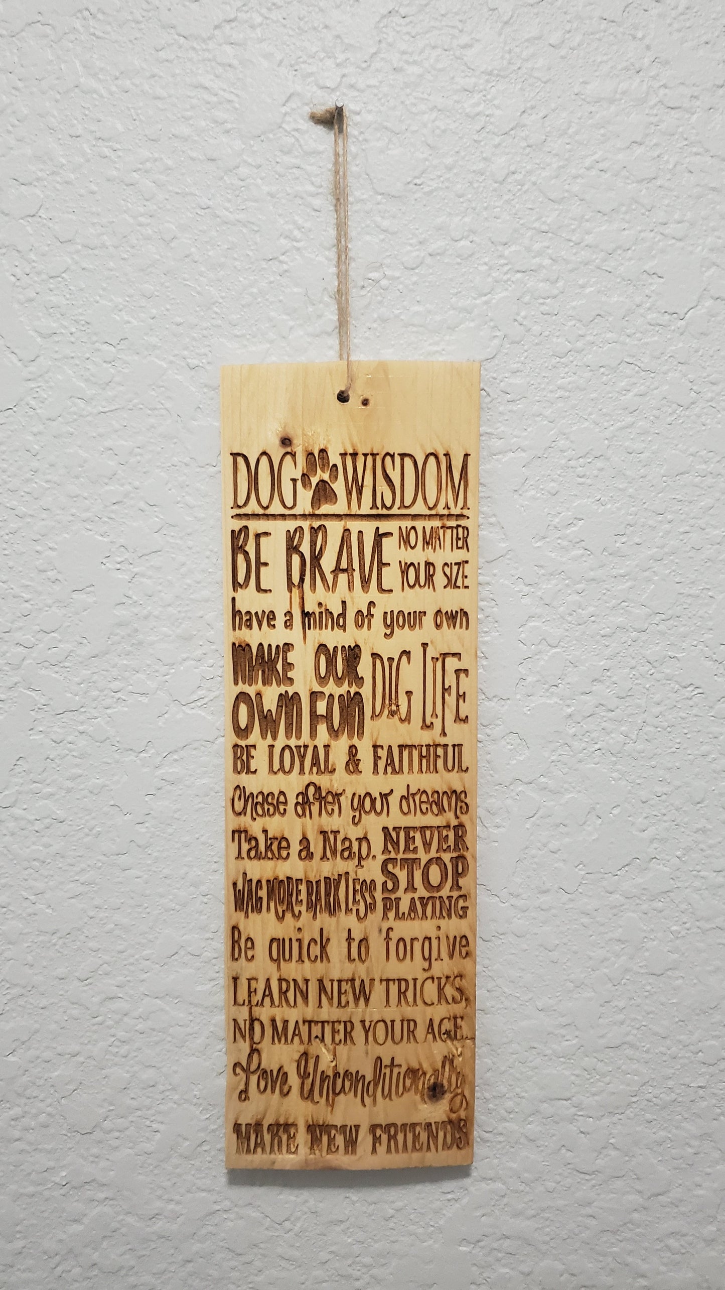 Placa de madera pequeña colgante de sabiduría del perro