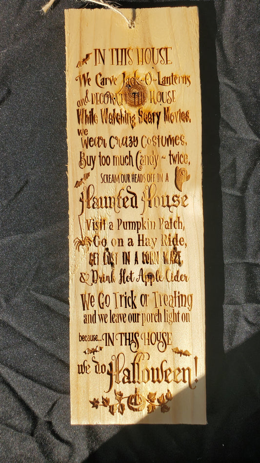Placa de madera colgante "En esta casa" hacemos Halloween